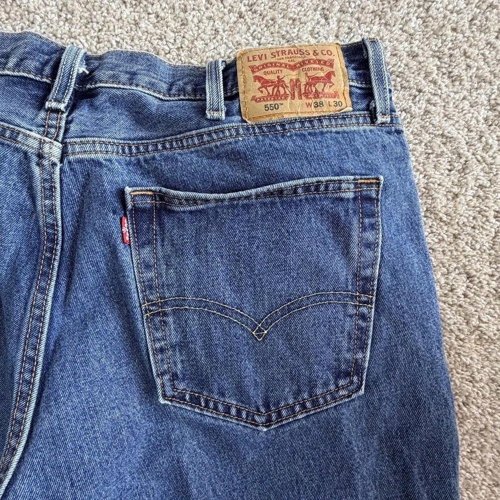 Levis 550 Jeans Mens 38x30 Medium Wash Blue Denim Relaxed Tapered Pants Casual